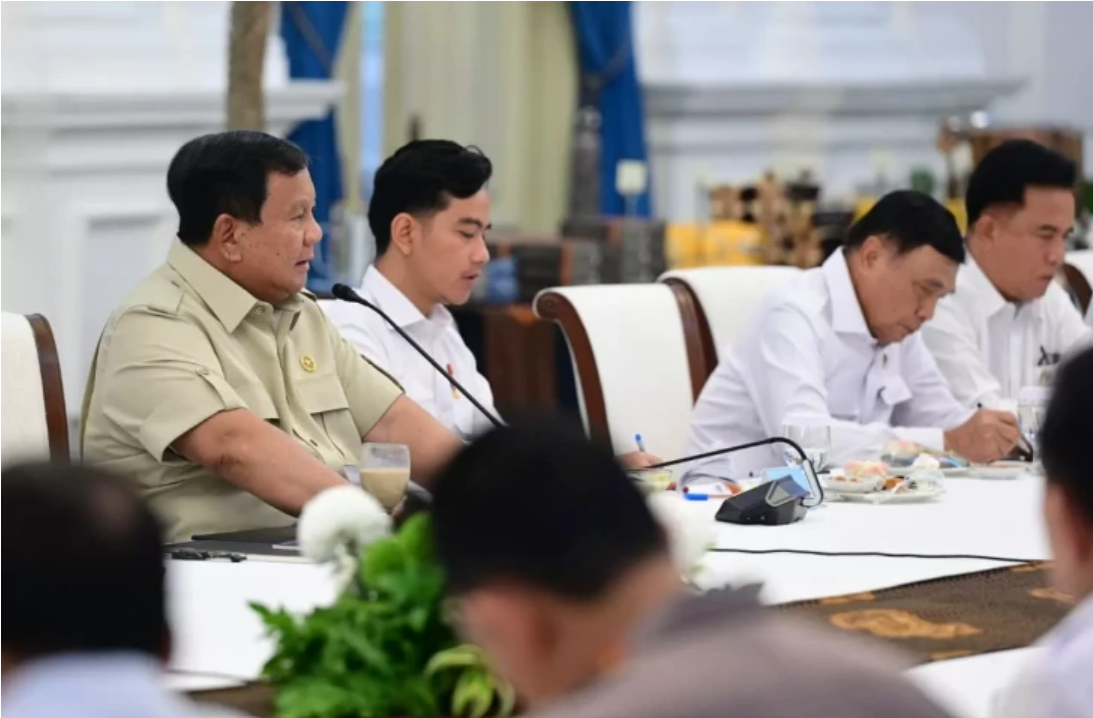 Prabowo Pimpin Rapat Terbatas Bahas Kopdes Merah Putih, Gibran Hadir di Istana