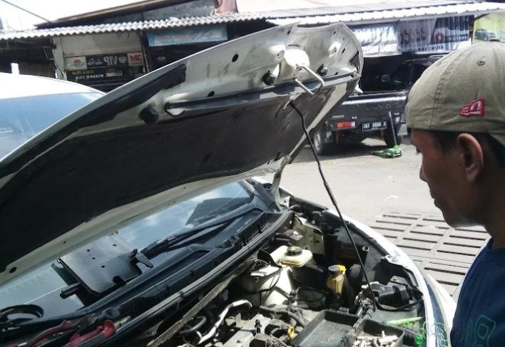 Buka Kap Mesin Mobil Setelah Perjalanan Jauh, Benarkah Bisa Mempercepat Mesin Dingin? Ini Penjelasannya